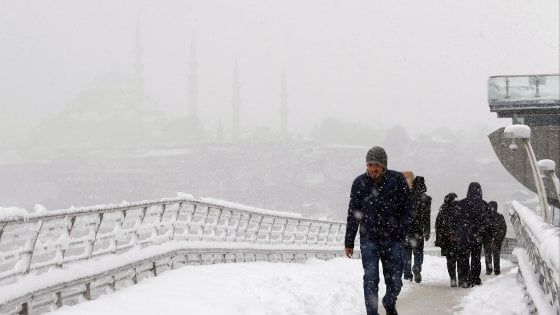 Aeroporto nella neve, 500 italiani bloccati a Istanbul. E oltre 700 aspettano in Kenya