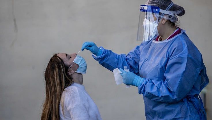 Bollettino Coronavirus 30 ottobre, Lazio 2246 casi positivi, 1073 a Roma. 25mila tamponi