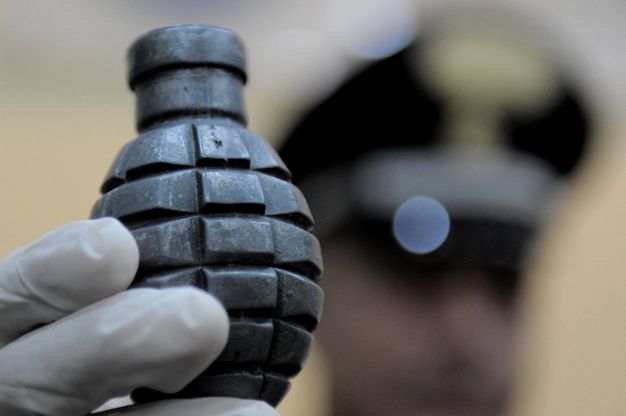 Ecco l'arsenale della camorra: kalashnikov, fucili e bombe a mano