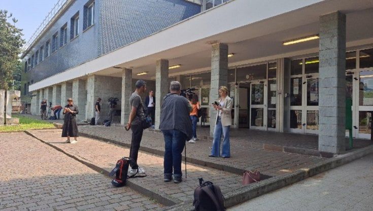 Abbiategrasso, la prof accoltellata dall'ospedale: "Come stanno i miei ragazzi? Ditegli che tornerò presto" 
