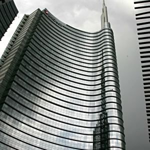 Milano, dibattiti e salamelle sotto l'Unicredit Tower: la festa dell'Unità in piazza Aulenti