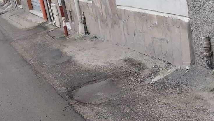 Via Monsignor Francesco Riela all’Arenella, allarme per l'asfalto che sprofonda