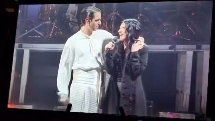 Achille Lauro incanta il Forum: la sorpresa di Laura Pausini e l’annuncio di San Siro 2027