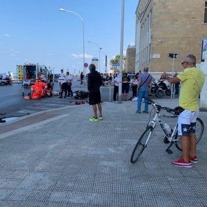 Bari, scontro fra due moto e un furgoncino sul lungomare: tre feriti, due sono giovanissimi