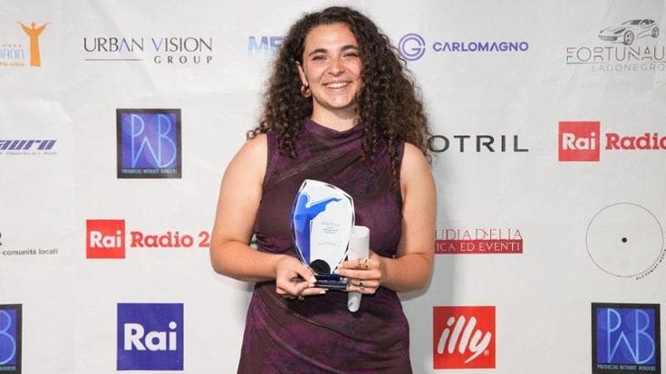 Marateale premia il talento di Alice Caccamo: “Sono curvy e voglio piacere con il fisico che ho”