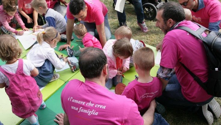 Scuola, ospedale, eredità: ecco dove mancano i diritti dei figli di coppie lgbt