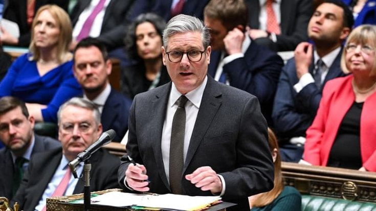 Regno Unito, Starmer taglia i sussidi: “Tre milioni di famiglie più povere". Su la spesa militare
