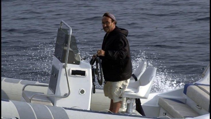 Com'è veloce il mare, la storia dell'ultimo gommone di Lucio Dalla rimesso in acqua da un ex deejay bolognese