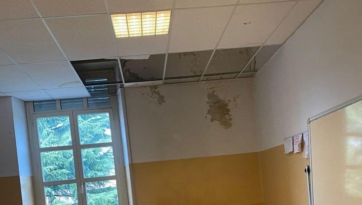 Colpisce il controsoffitto con un portapenne: crollano i pannelli in una scuola a Rivoli