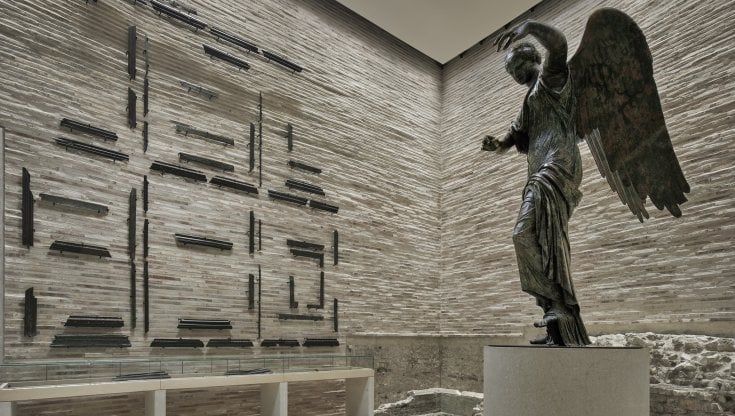 La "Vittoria alata" di Brescia torna a volare: dopo il lungo restauro trova casa al Capitolium 