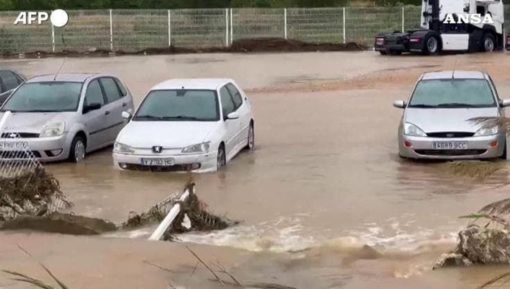 Spagna, gravi inondazioni nella provincia di Valencia dopo le piogge torrenziali