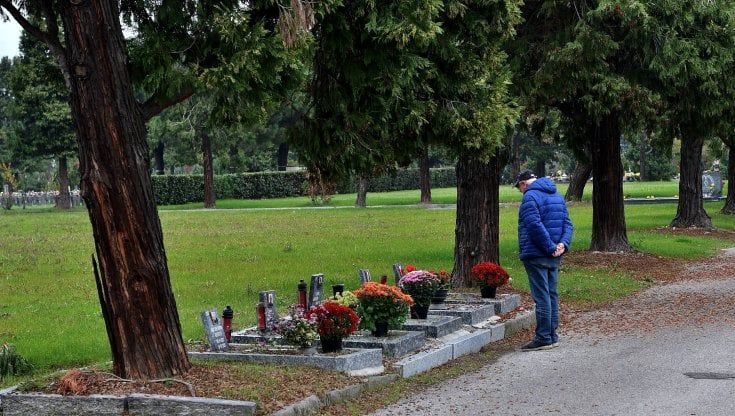Cade in una botola al cimitero durante il funerale di una parente: morto l'ex sindaco di Volpara Roberto Cavanna