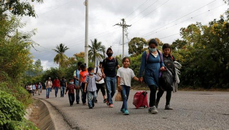 Centramerica, in fuga dalla fame: la carovana dei migranti dal "triangolo della violenza" verso il confine con gli Usa