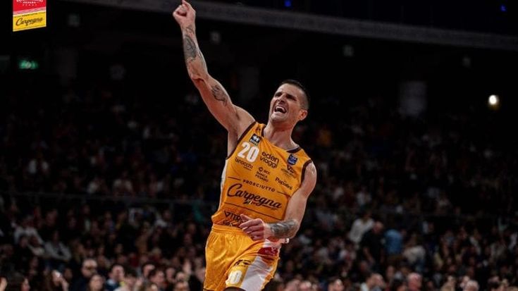 Cinciarini, il libero della vittoria e la corsa in curva: “Sono tornato a Pesaro per salvarla. Il futuro? Ho già la tessera di allenatore...”