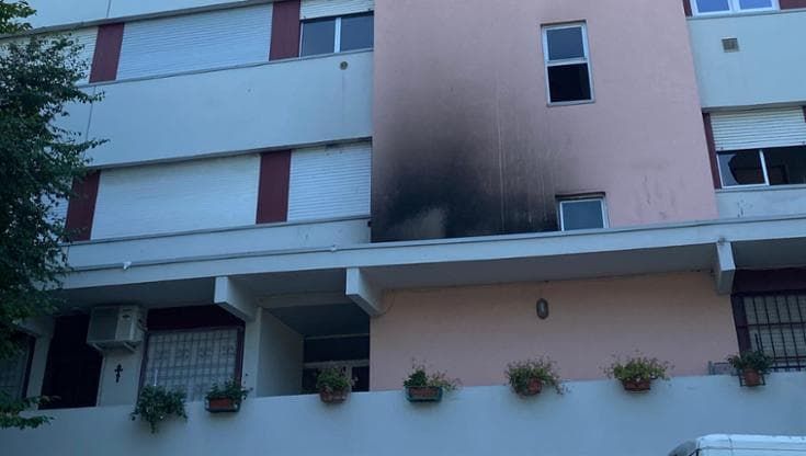 Fiamme al Virgolone al Pilastro, evacuate 14 famiglie. “Forse colpa di una sigaretta”