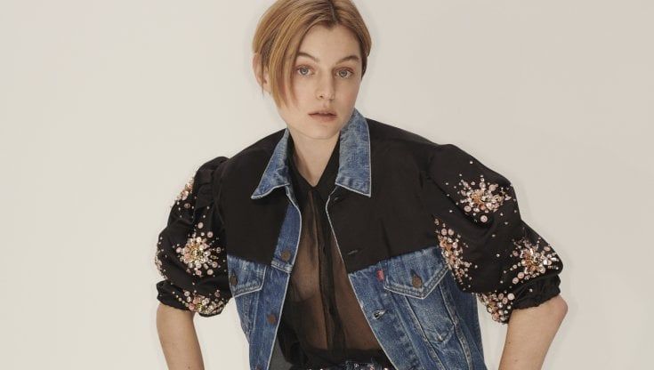 Emma Corrin per Miu Miu: arriva la collezione Upcycled in collaborazione con Levi's