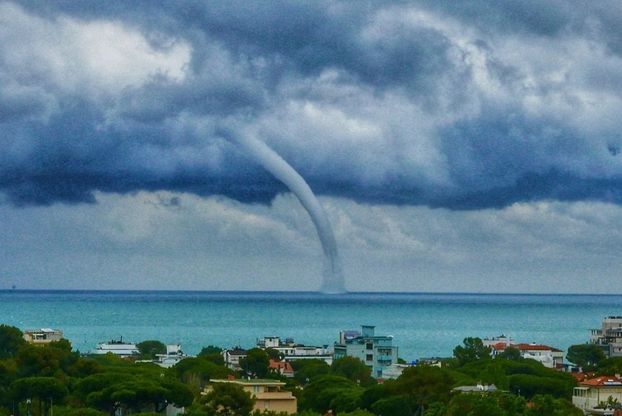 Spettacolari scatti della tromba marina in Riviera