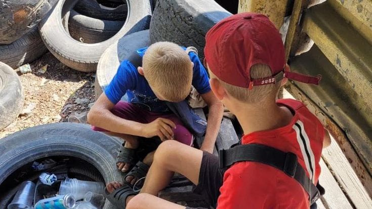 Gli scugnizzi di Zaporizhzhia: “Puliamo i fanali ai soldati per mantenere la famiglia”