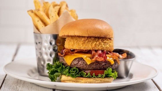L'Hard Rock Cafe cambia musica: rivoluzione nel menu e piatti a misura di social