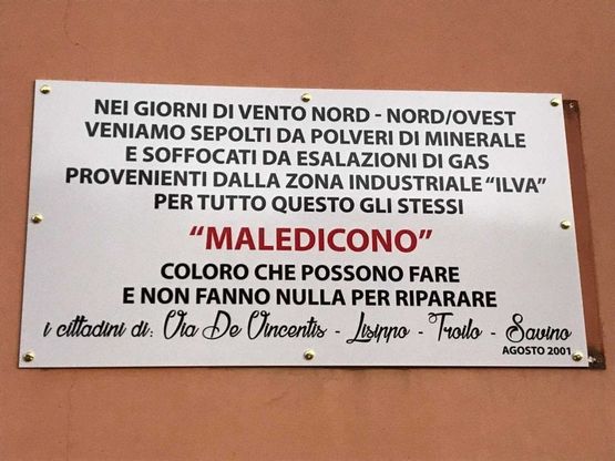 "Noi, soffocati da gas e polveri ex Ilva": a Taranto torna la targa che maledice chi non fa nulla per riparare  