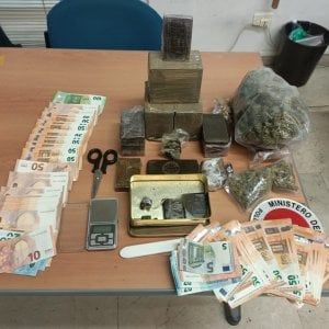 Bologna, nasconde in casa 4 kg di hashish e marijuana: arrestato