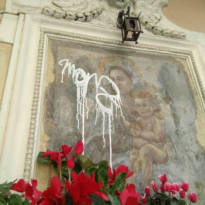 Roma, vandali in azione a Trastevere: danneggiata la Madonna dell'Arco a San Callisto 