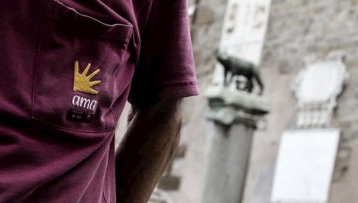 "Il capo mi lancia addosso i gattini morti trovati nei rifiuti": reintegrato lo spazzino stalkerizzato. Ma non lo fanno lavorare