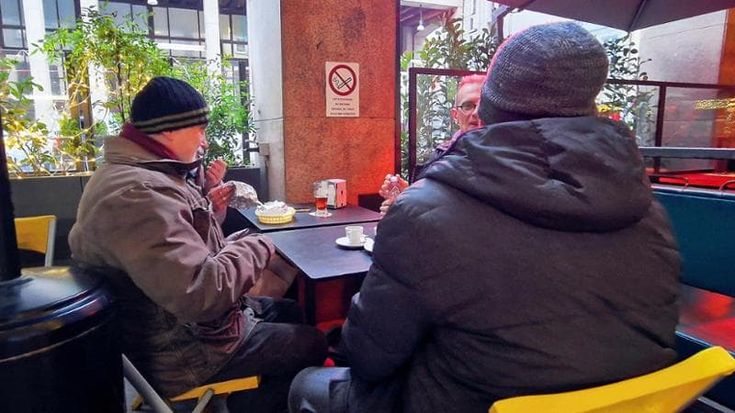 Con il divieto di fumo all’aperto a Milano il caffè è senza sigaretta: cambia il rito nei dehors