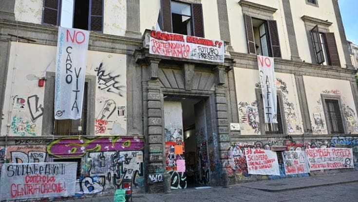 Napoli, occupata l’università Orientale. La ministra Bernini: “E’ sopraffazione, no partecipazione”