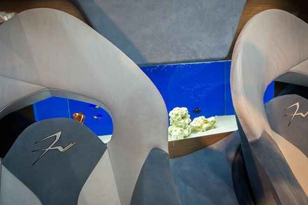 Frangivento, ecco l'auto con l'acquario 