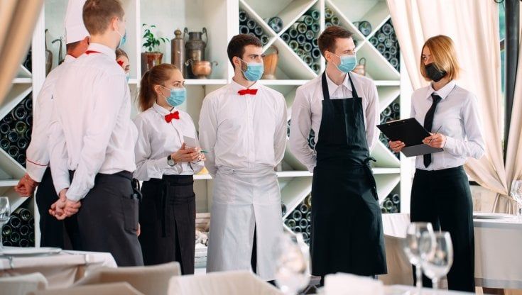 Sos di hotel e ristoranti: "Cerchiamo camerieri e cuochi"