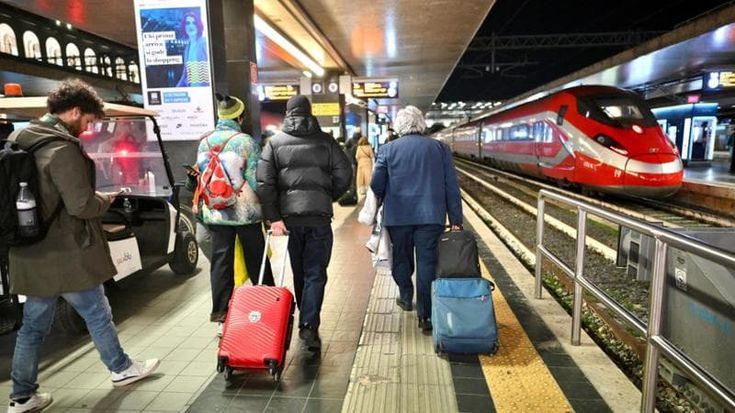 Caos treni, il sospetto delle Ferrovie: “Troppi guasti, un disegno volto a destabilizzare”