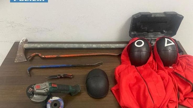 Raid nelle scuole con le maschere di Squid Game, arrestato a Lecce un ragazzo di 19 anni