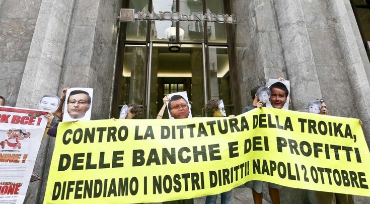 Dimostranti anti-Bce nella sede del Banco di Napoli