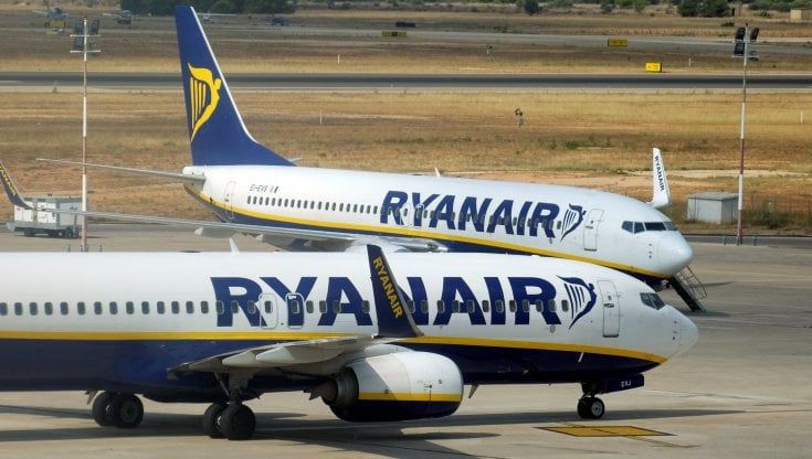 Palermo: aereo in mezzo ai fulmini, il pilota fa rotta su Catania