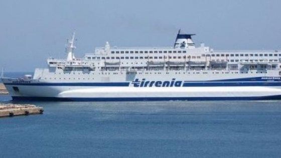 Notte da incubo su una nave da Cagliari a Napoli: furti di gruppo da extracomunitari espulsi