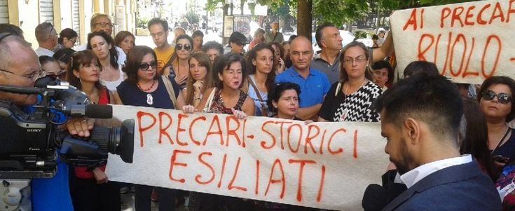 Scuola, la rabbia dei precari: "Con i trasferimenti non potremo andare avanti"
