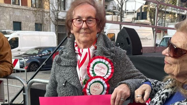 Ilda Rauzi, la “signora delle coccarde tricolore” a 89 anni in piazza per il No al referendum