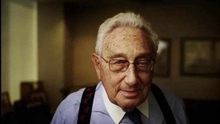 Lo scherzo telefonico di due russi a Kissinger, che dice: "Gli Usa promisero a Mosca che la Nato non si sarebbe allargata a Est"