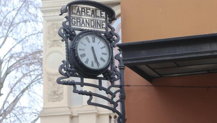“Albergo diurno”, “La Reale grandine”, “droghe e liquori”: storia delle vecchie insegne di Bologna