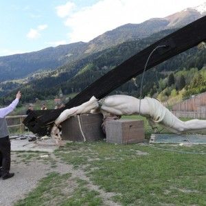 Brescia, 13 indagati per la morte del giovane schiacciato dalla croce dedicata a Wojtyla