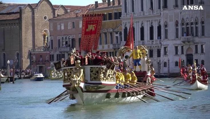 Venezia, torna la Regata Storica: imbarcazioni d'epoca, gondole e figuranti sul Canal Grande
