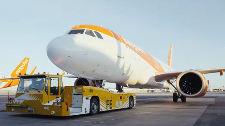 Emergenza cherosene, robot sposta l’aereo a motori spenti fino alla pista per risparmiare
