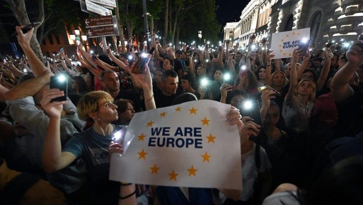 Georgia, una folla oceanica a Tbilisi chiede l'adesione all'Ue