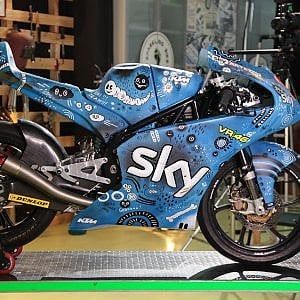 Piloti e artisti: Valentino sceglie la street art per Misano