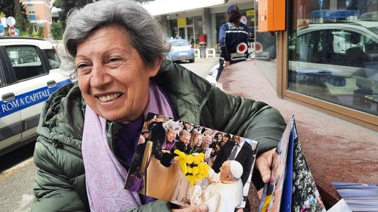 Chi è la signora dei fiori gialli a cui si è rivolto Papa Francesco