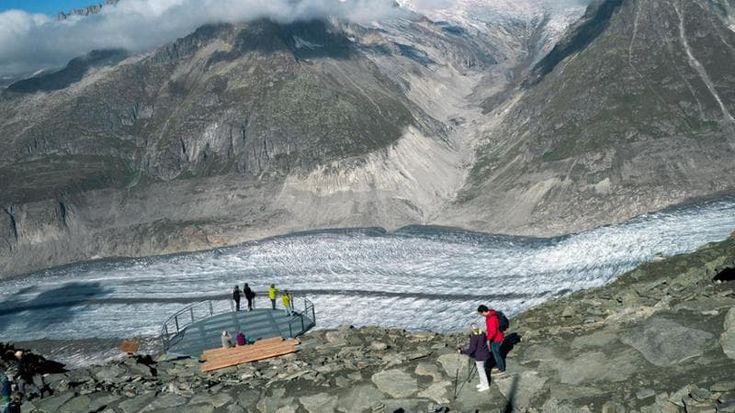Svizzera, l’agonia del ghiacciaio più grande delle Alpi. L’Aletsch perde 40 metri l’anno dal 2000