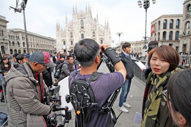 Milano conquista la tv cinese, il set della serie per teenager tra Duomo e Galleria
