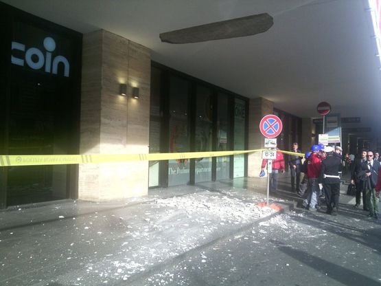 Roma, paura alla stazione Termini: si stacca pezzo intonaco sull'ingresso