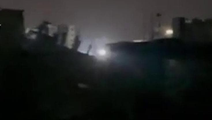 Gaza, raid israeliano rompe la tregua: centinaia i morti. Le esplosioni nei video social